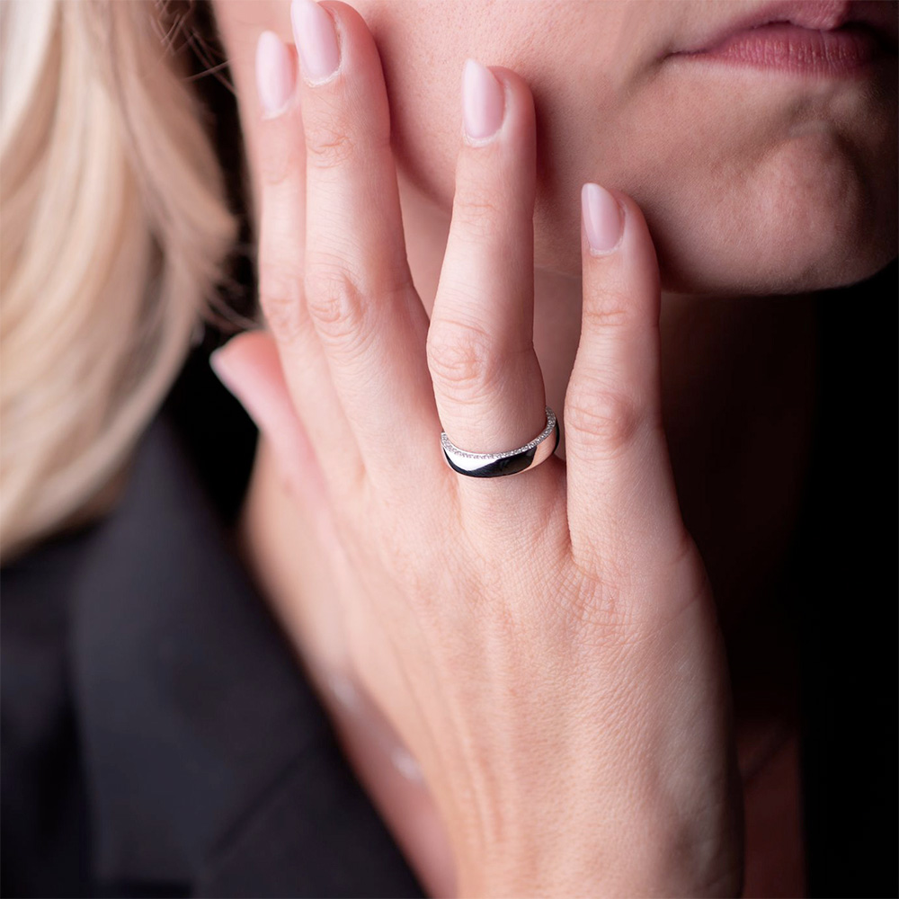 Alliance Subtile, forme suiffée contemporaine en métal précieux, silhouette douce et épurée.