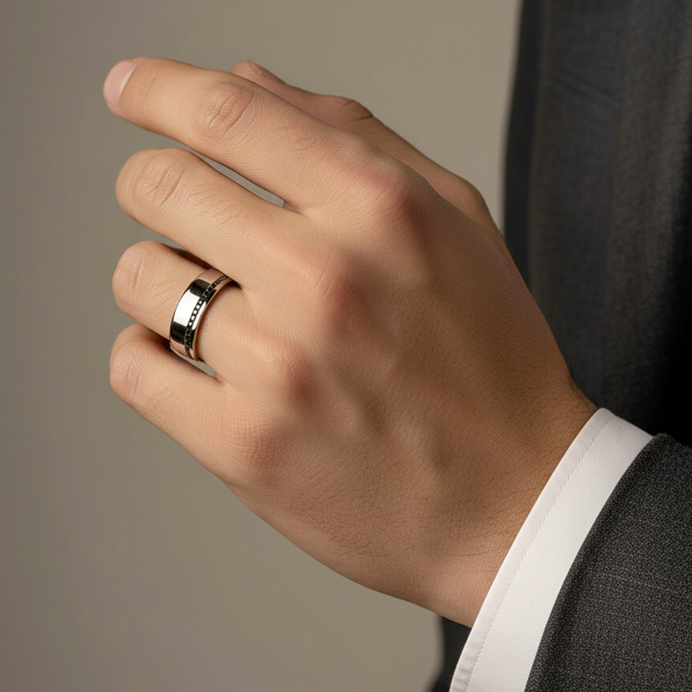 Alliance homme moderne et large en platine sertie de diamants noirs.