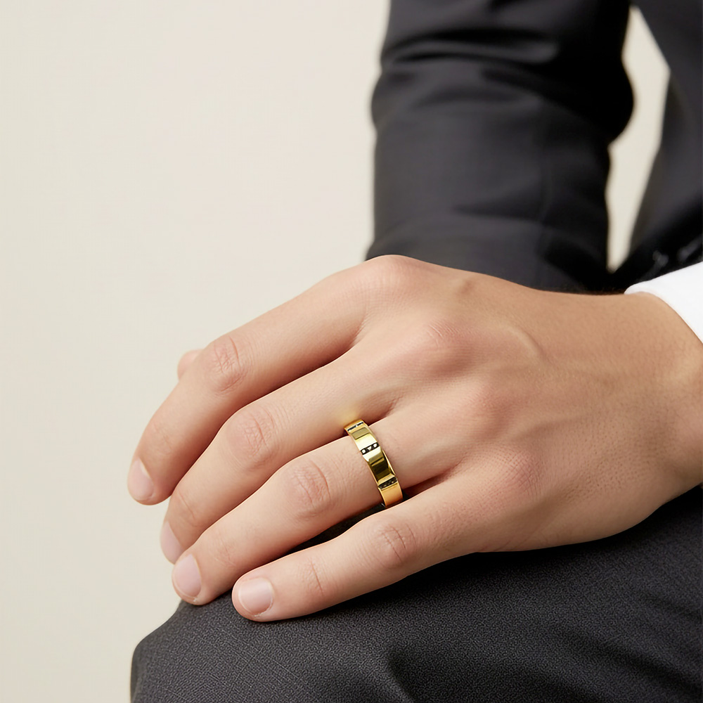 Alliance homme réalisée à la main et sur mesure en or jaune et diamants noirs.