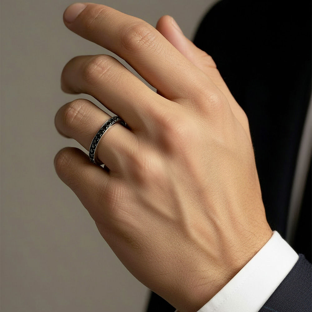 Alliance contemporaine pour homme sertie de diamants noirs