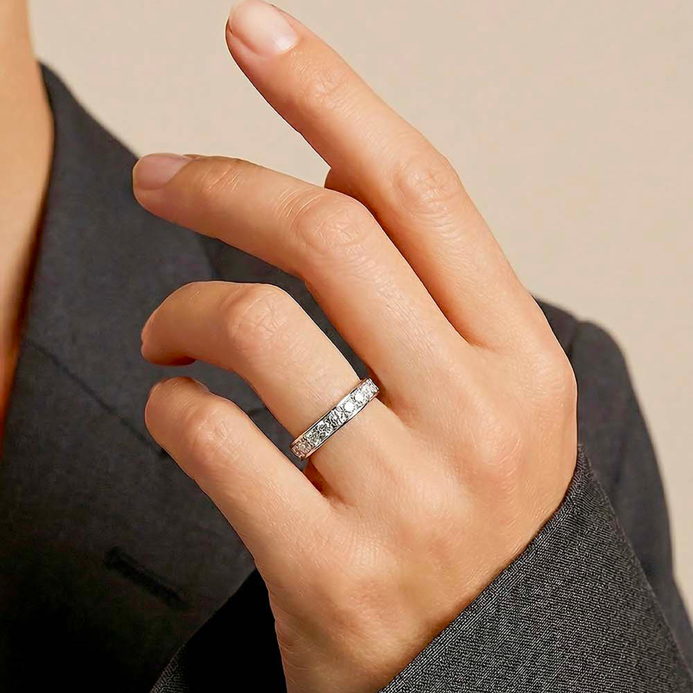 Alliance femme moderne en platine et diamants blancs en tour complet