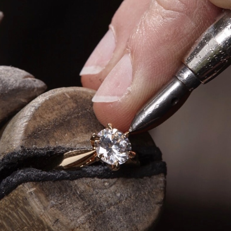 Solitaire diamant naturel monture en or jaune