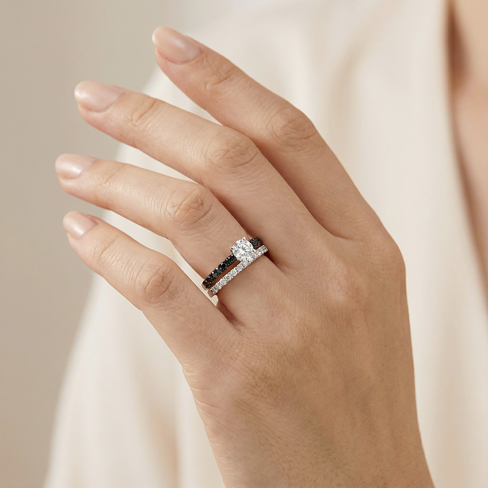 Duo de bague de fiançailles et d’alliance en or blanc, avec diamant blanc et pavage de diamants noirs et blancs.