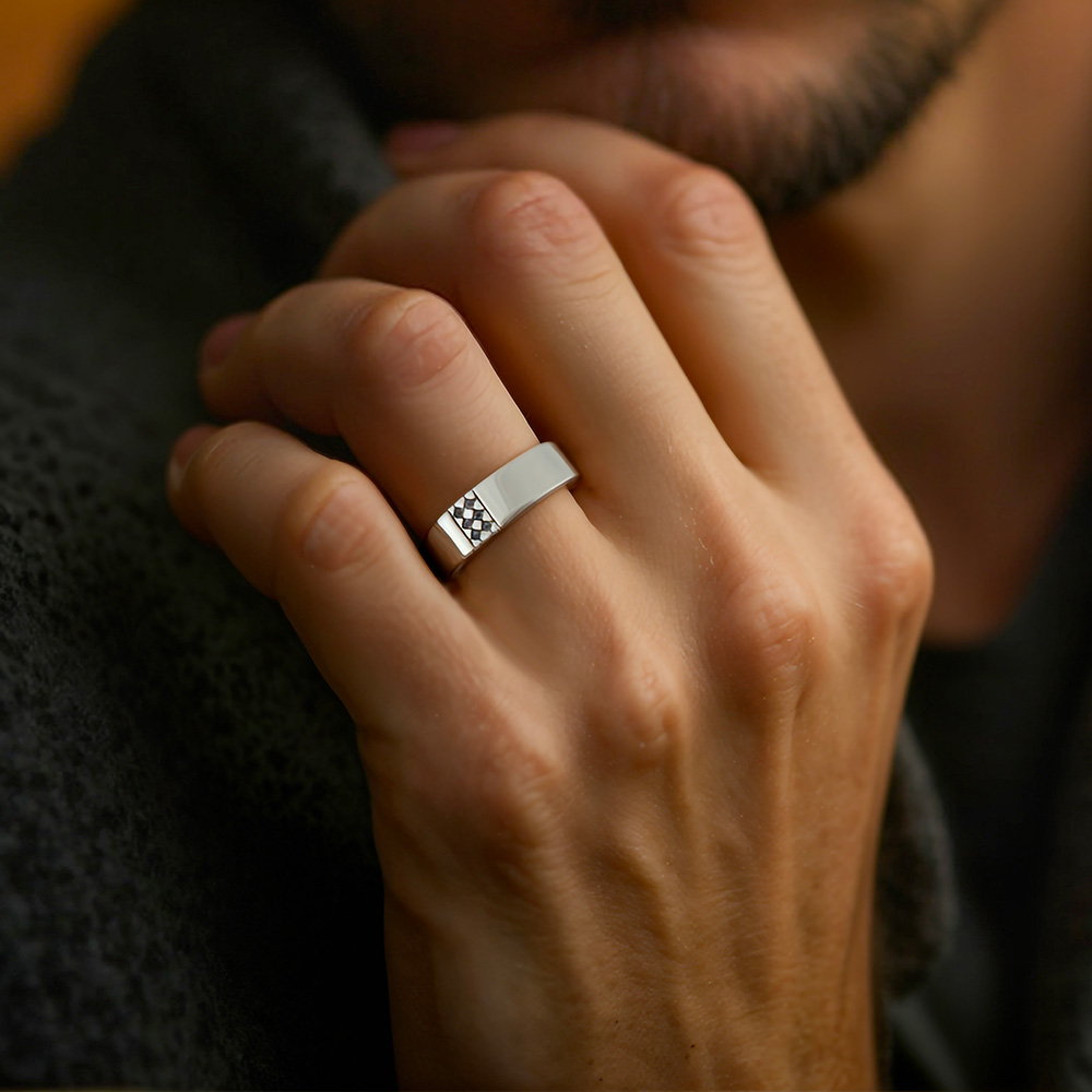 Chevalière Dandy en platine avec pavage carré de diamants noirs, design épuré pour homme, alliance de mariage moderne.