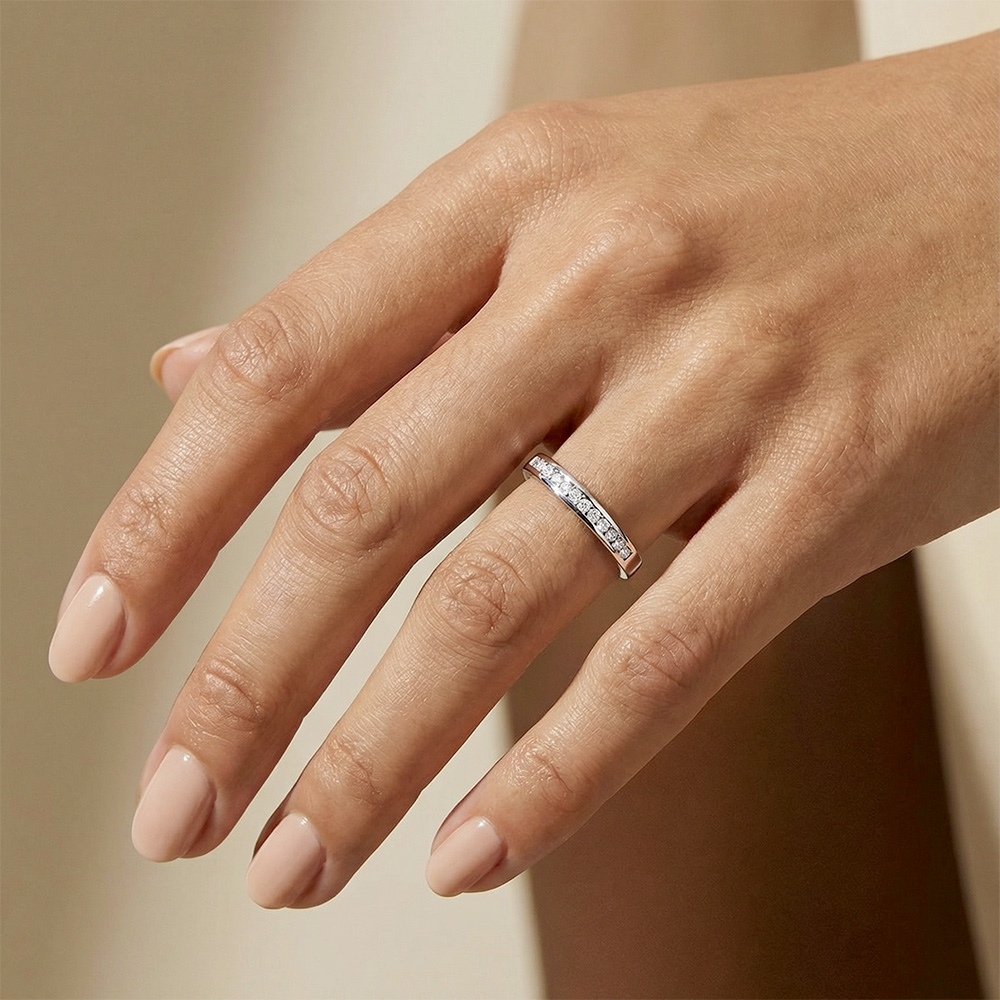 Alliance femme en platine 950 sertie de diamants blancs