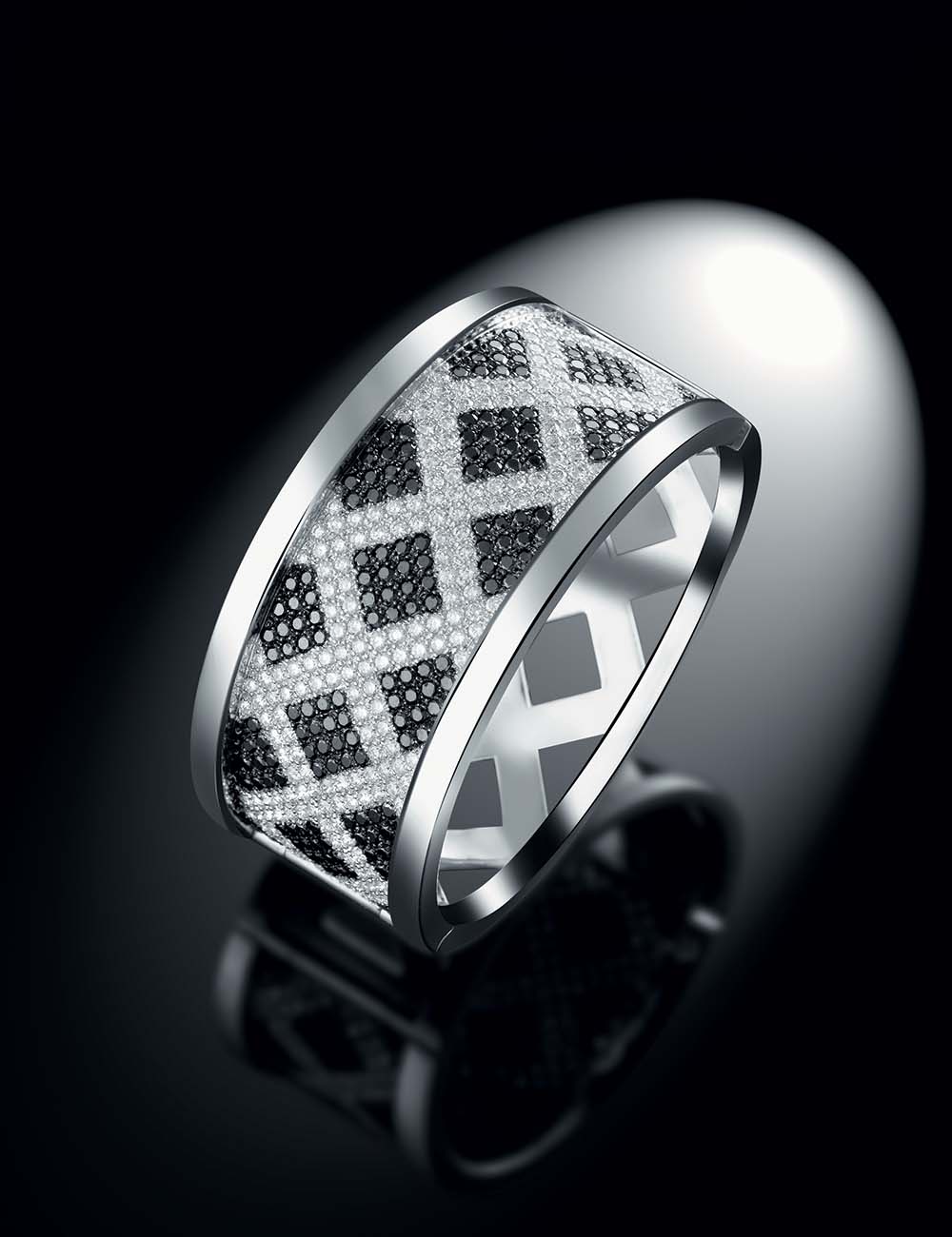 D.Bachet masterpiece: Couture Cuff in gold and diamonds, quintessence of high jewelry.