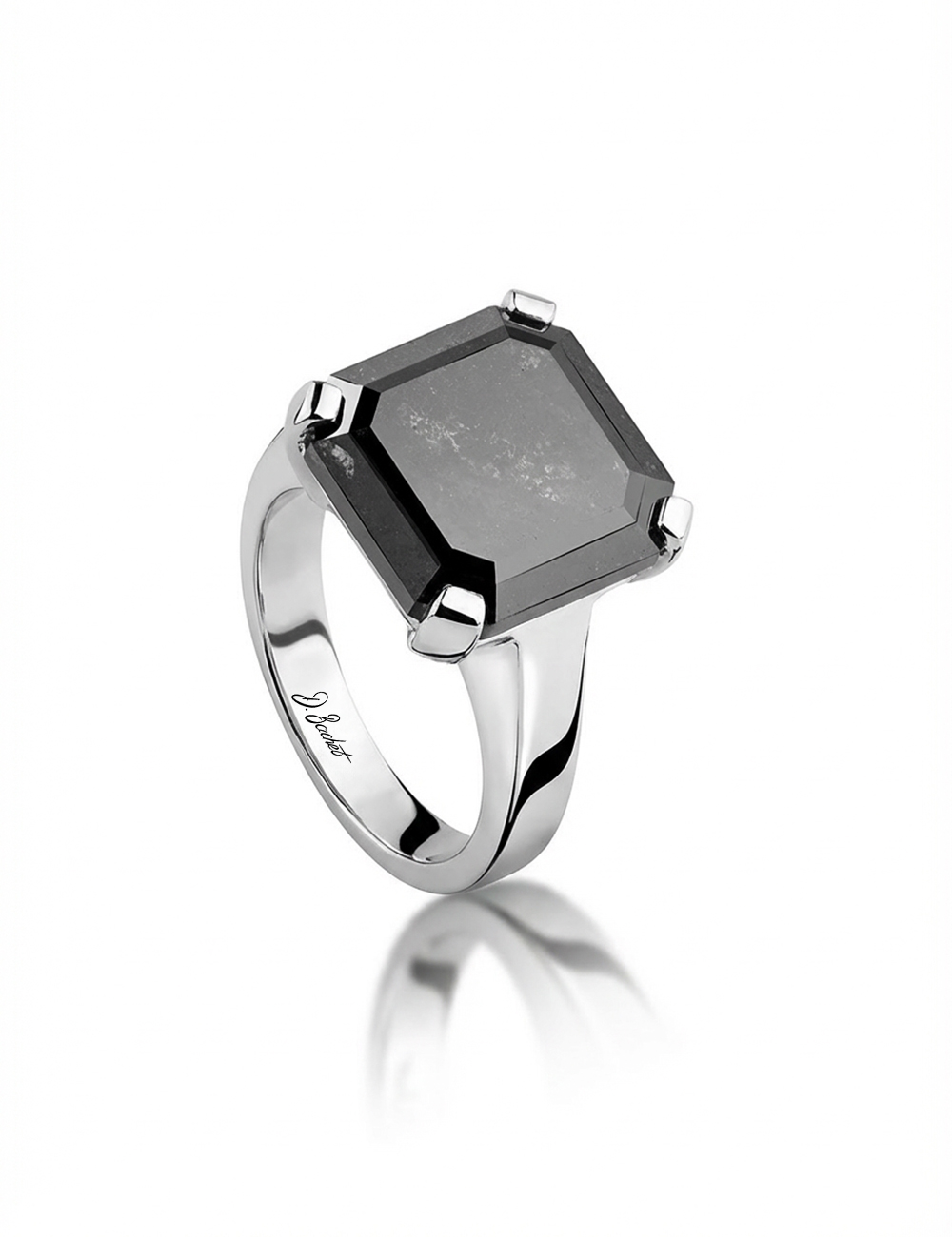 Bague de haute joaillerie en platine D.Bachet sertie d’un diamant noir naturel, création joaillière au design architectural.