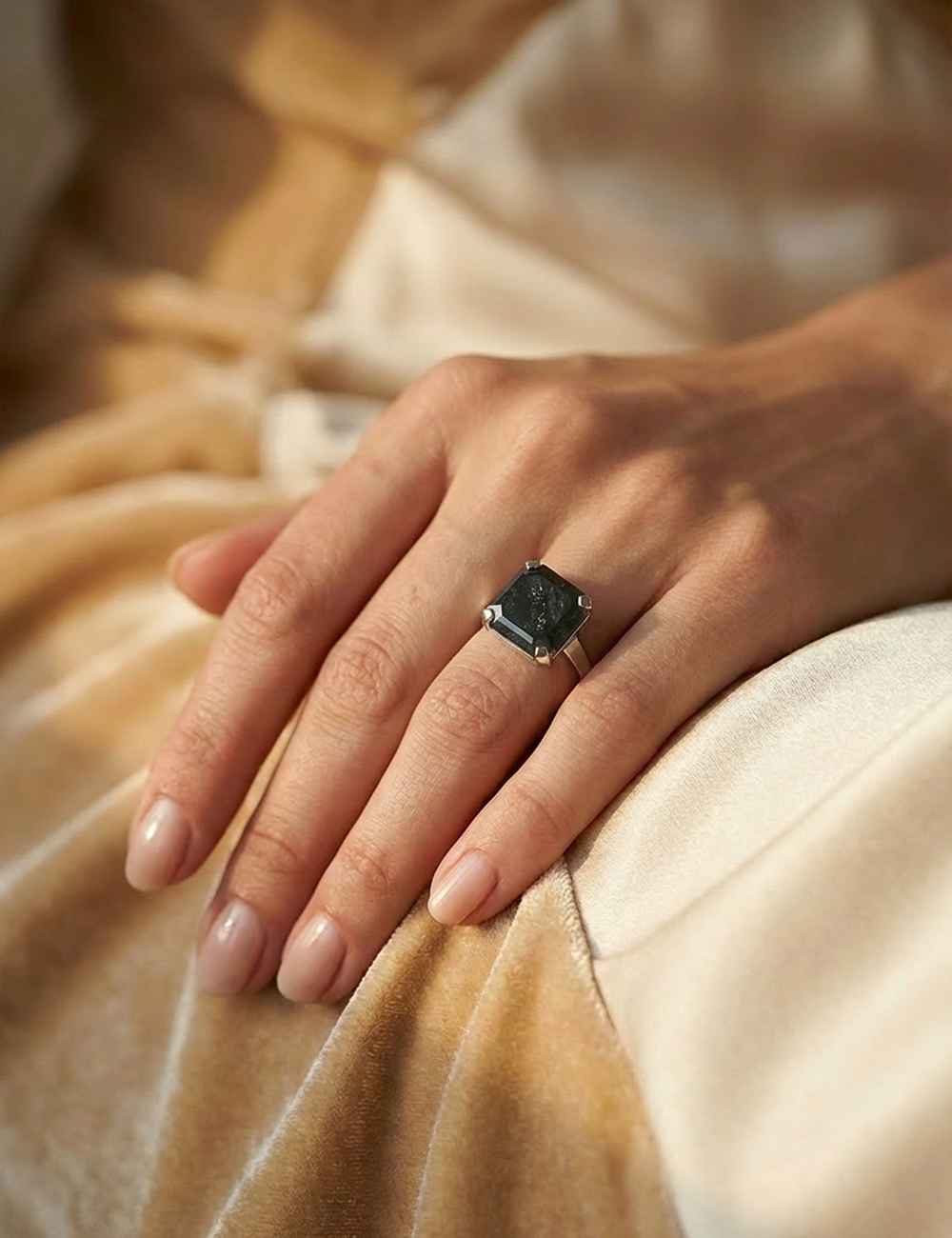 Bague en platine sertie d’un diamant noir naturel de 8,85 carats portée à la main, création de Haute Joaillerie signée D.Bachet.