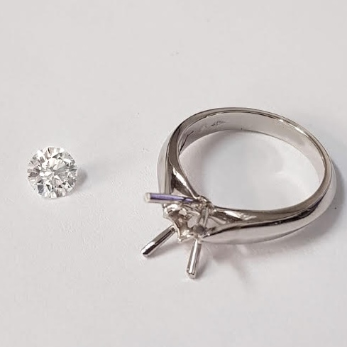 Solitaire diamant serti griffes – bague de fiançailles sur mesure D.Bachet