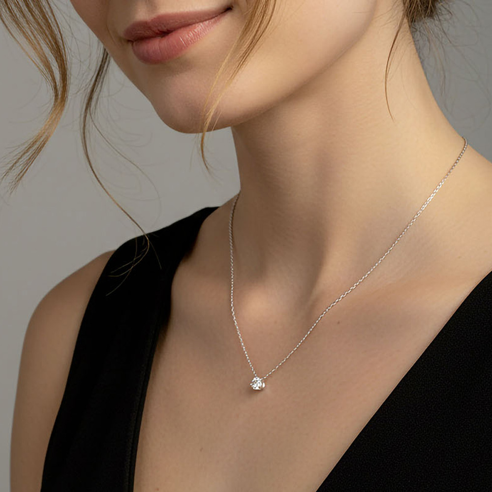 Pendentif solitaire pour femme en or blanc serti d'un diamant blanc brillant naturel