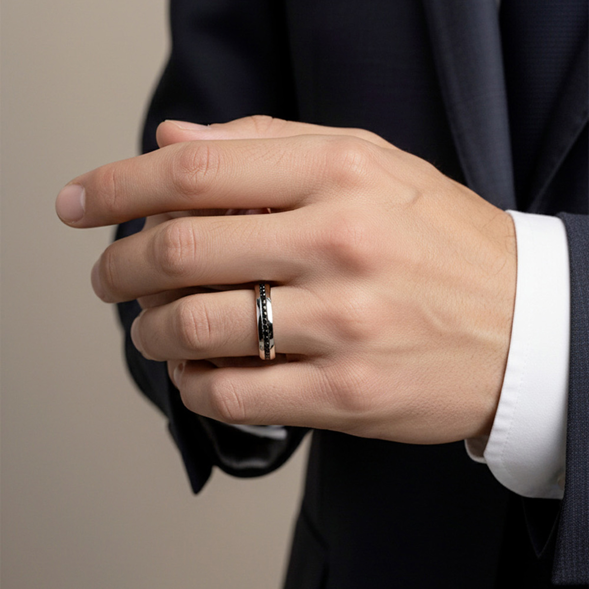 Alliance homme en platine avec diamants noirs portée sur une main, design D.Bachet