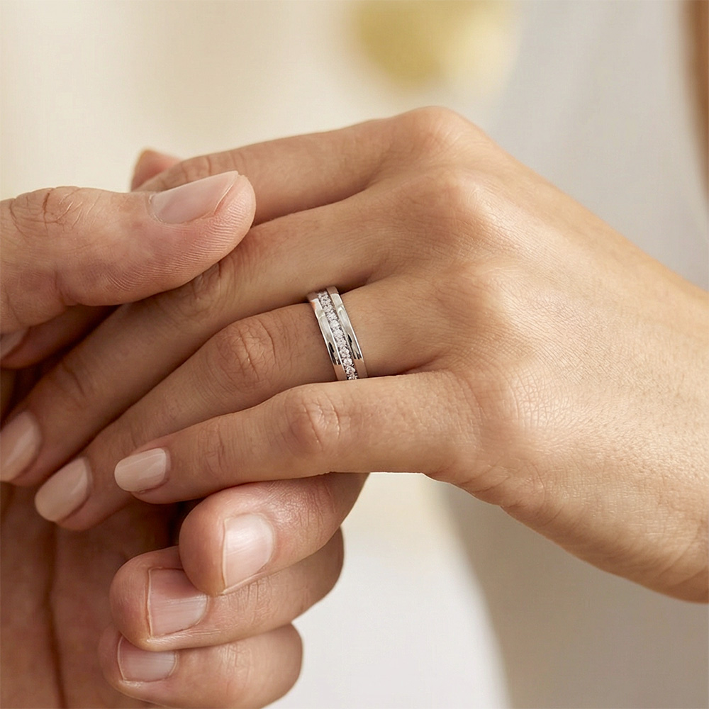 Alliance femme moderne sertie de diamants  blancs