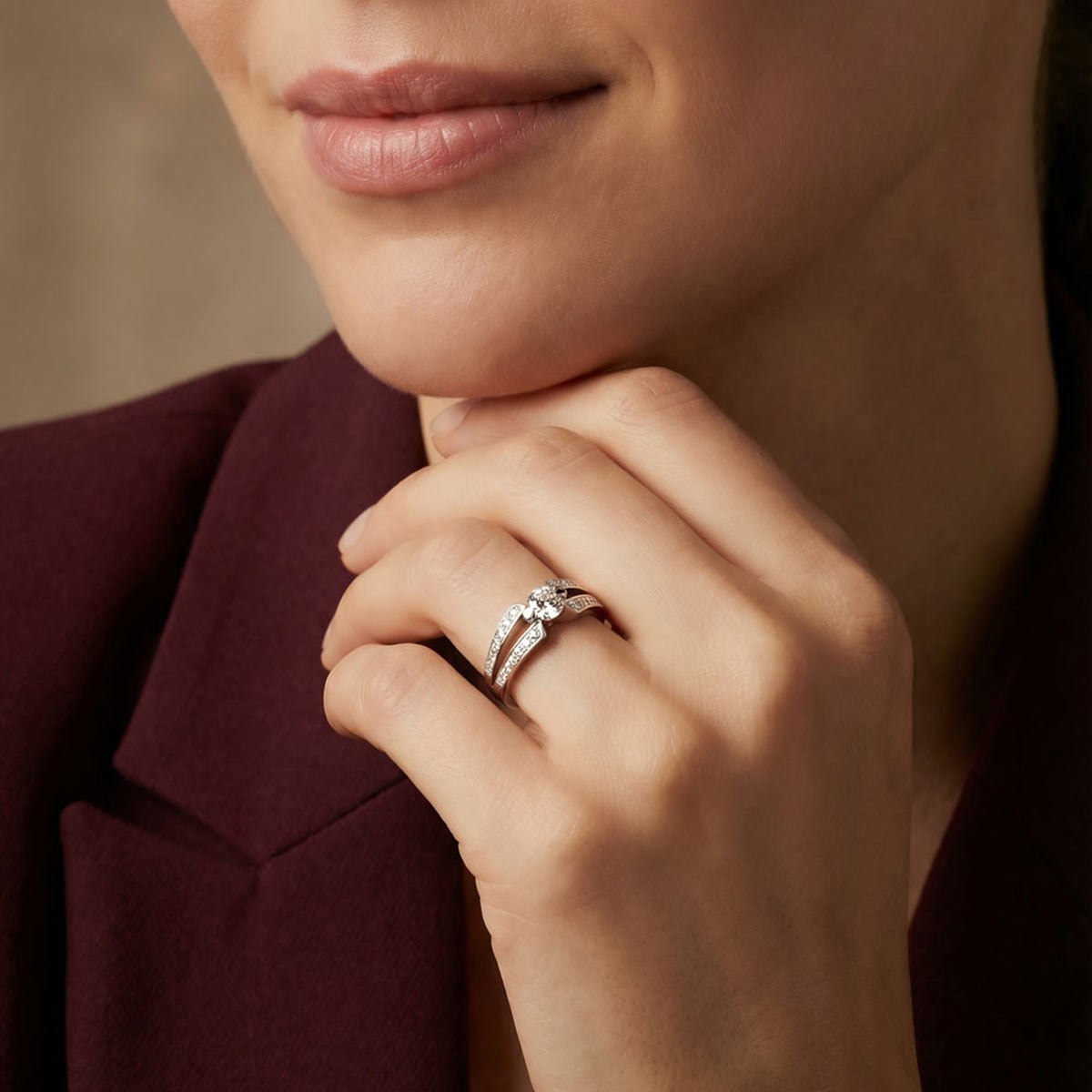 Solitaire diamant blanc avec diamants blancs sur le corps de bague