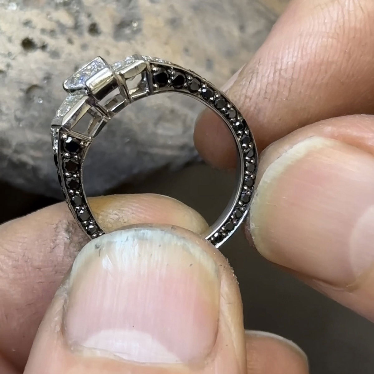 Bague L’Origine sertie de diamants blancs et noirs en cours de fabrication dans l’atelier de joaillerie D.Bachet