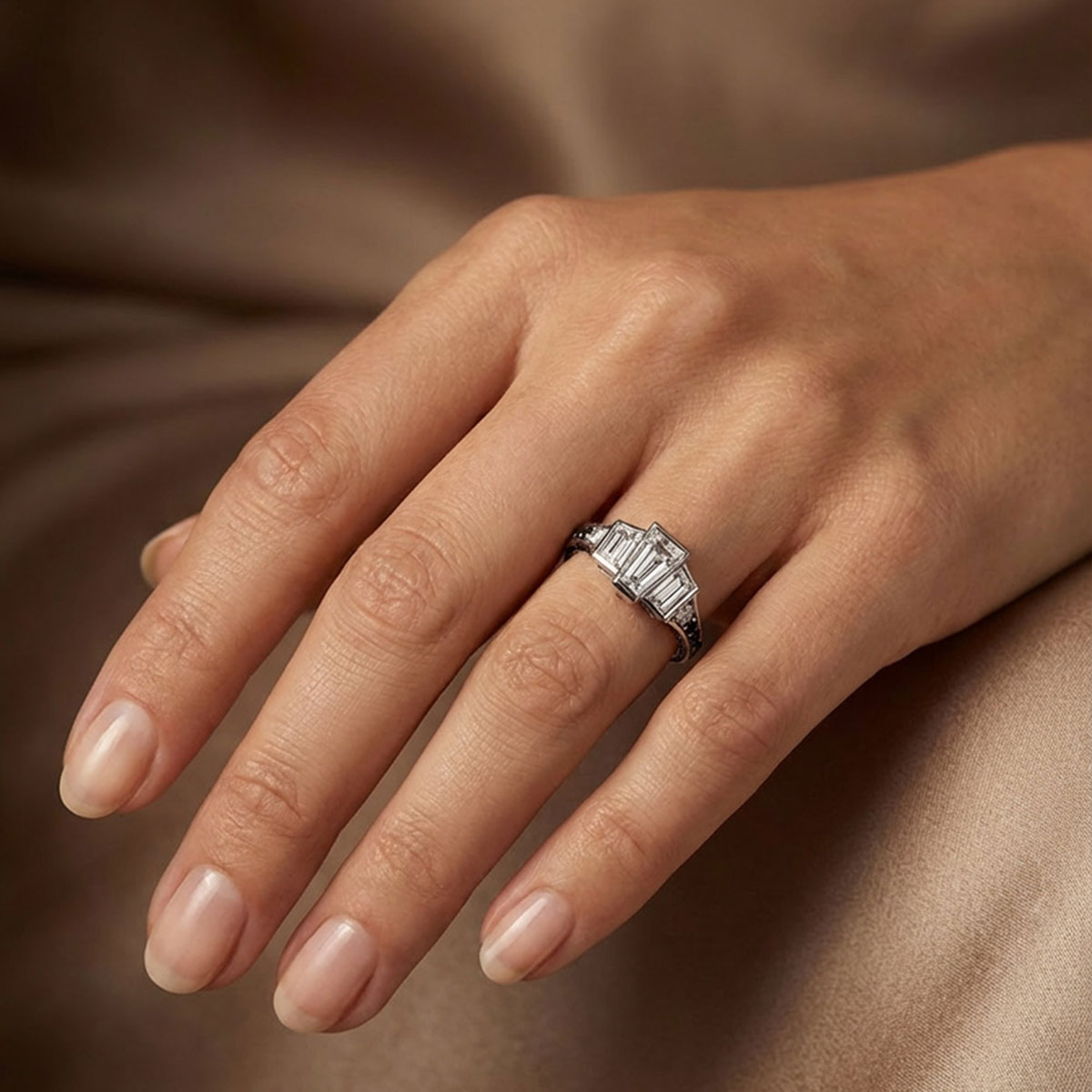 Bague L’Origine sertie de diamants blancs et noirs portée au doigt – D.Bachet