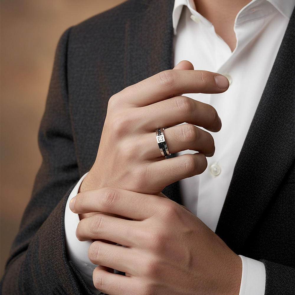 Bague de fiançailles homme en platine avec diamant carré et diamants noirs portée sur une main, design D.Bachet