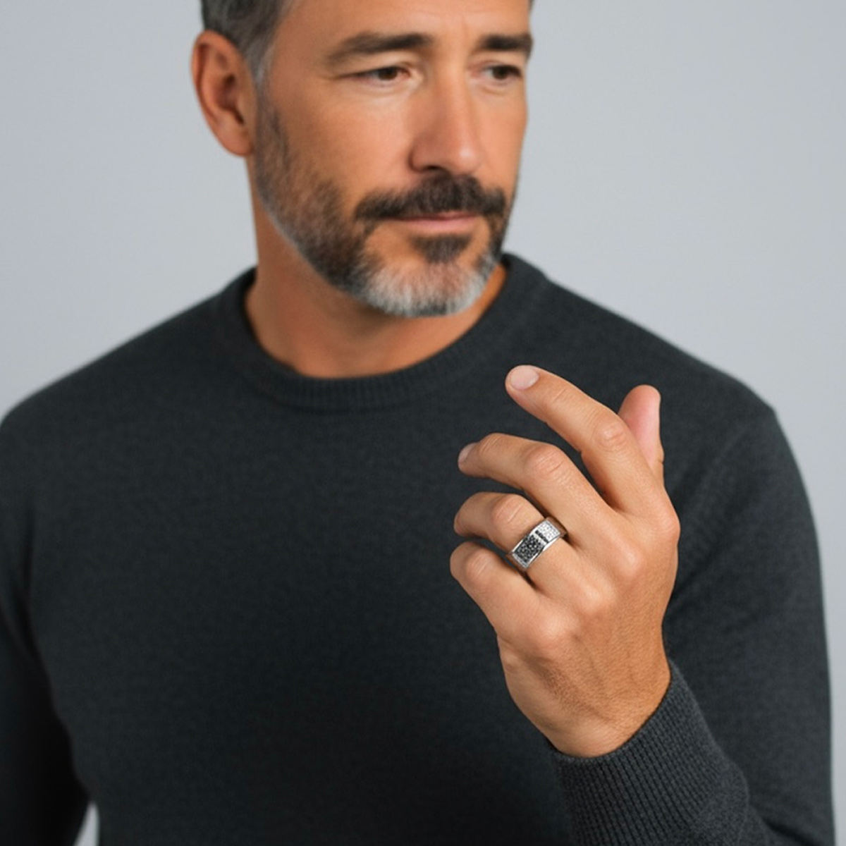 Bague de fiançailles homme en platine avec diamants blancs et noirs portée sur une main, design D.Bachet