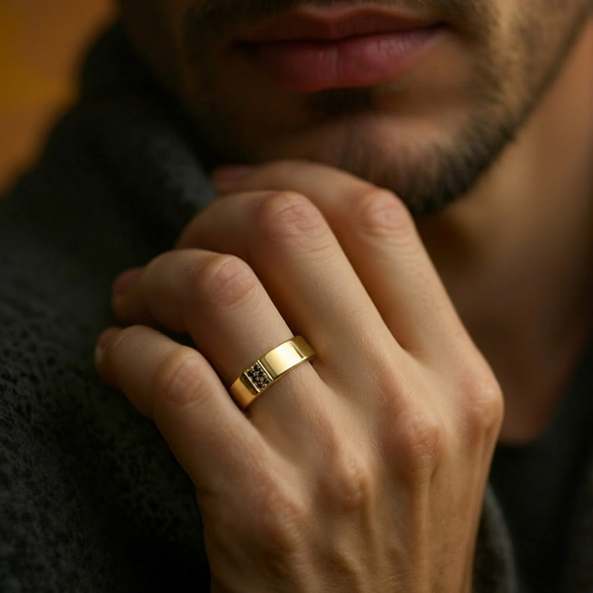 Bague homme moderne en or jaune sertie de diamants noirs
