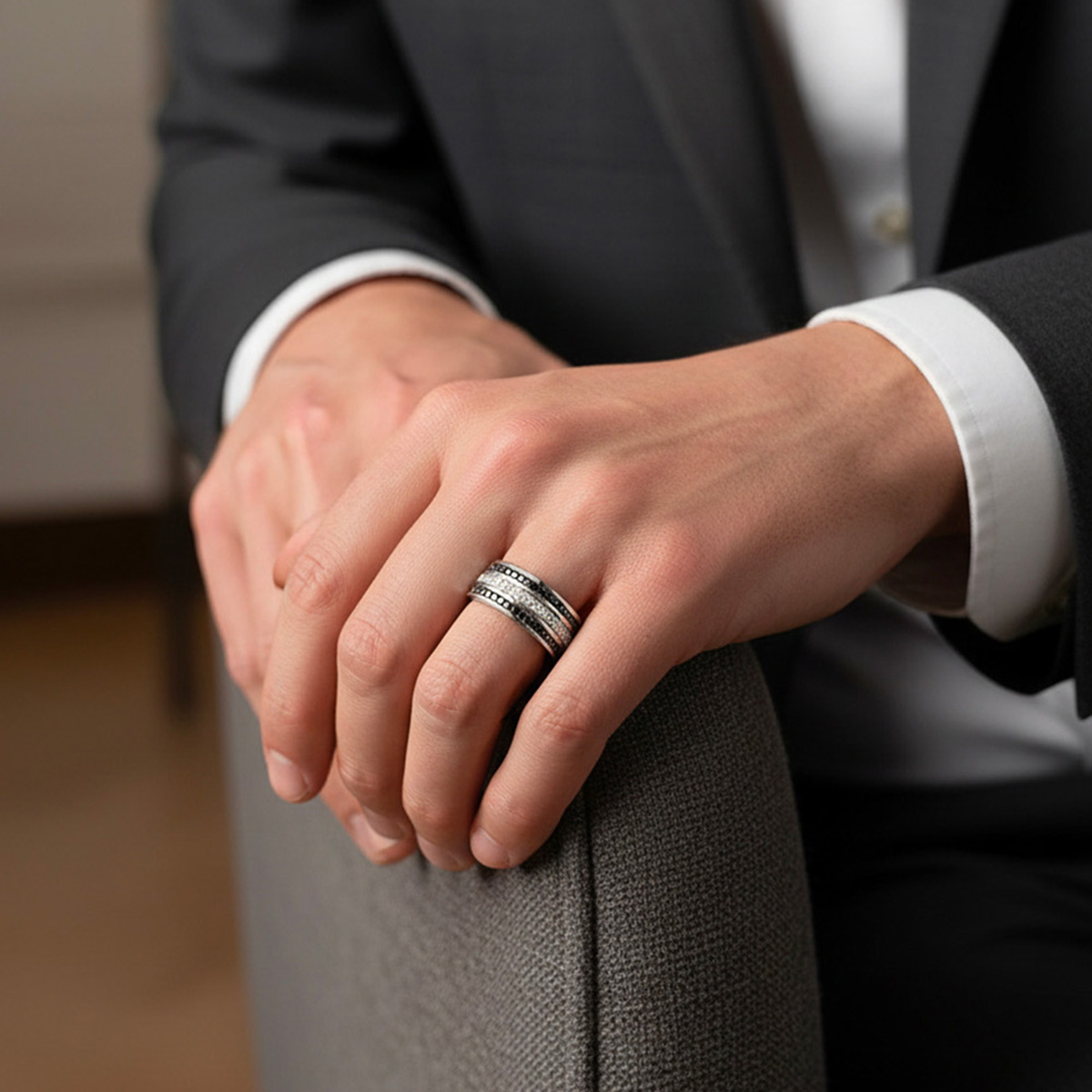Bague homme en platine avec contraste de diamants noirs et blancs, mettant en valeur l’architecture du design D.Bachet