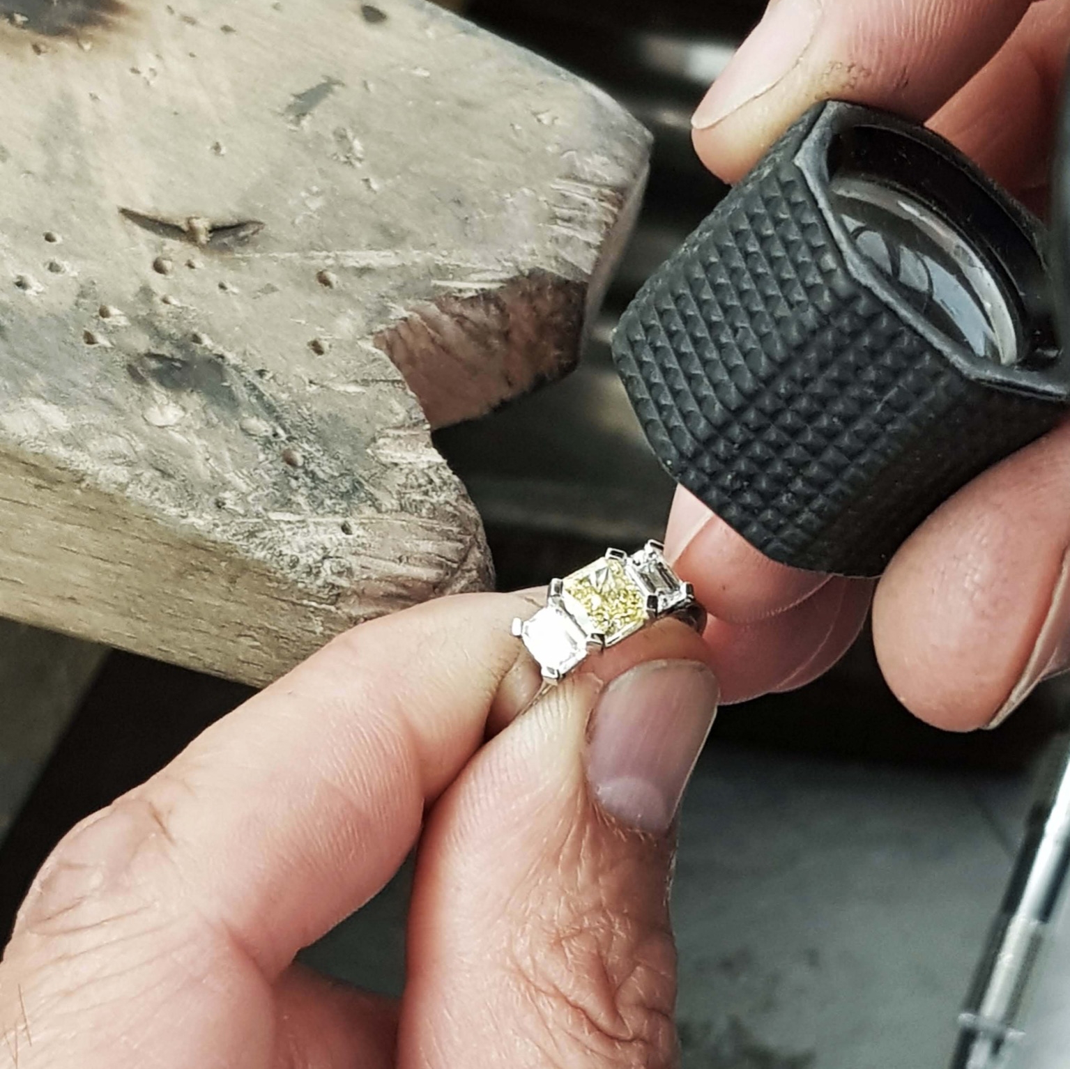 Bague de fiançailles sertie d’un diamant jaune taille coussin de 2 diamants blancs taille émeraude