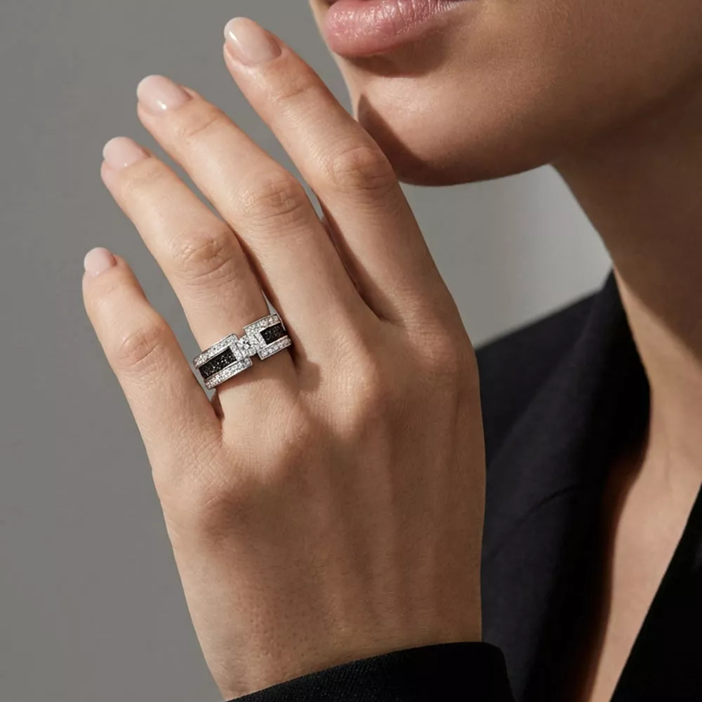 Sparkle platinum engagement ring with a 0.50-carat natural round brilliant-cut white diamond in a bar setting.