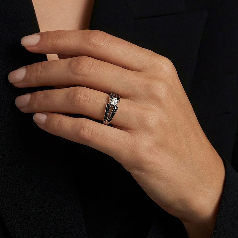 D.Bachet split-shank engagement ring with a 0.50-carat white diamond and black diamonds set along the straight band.