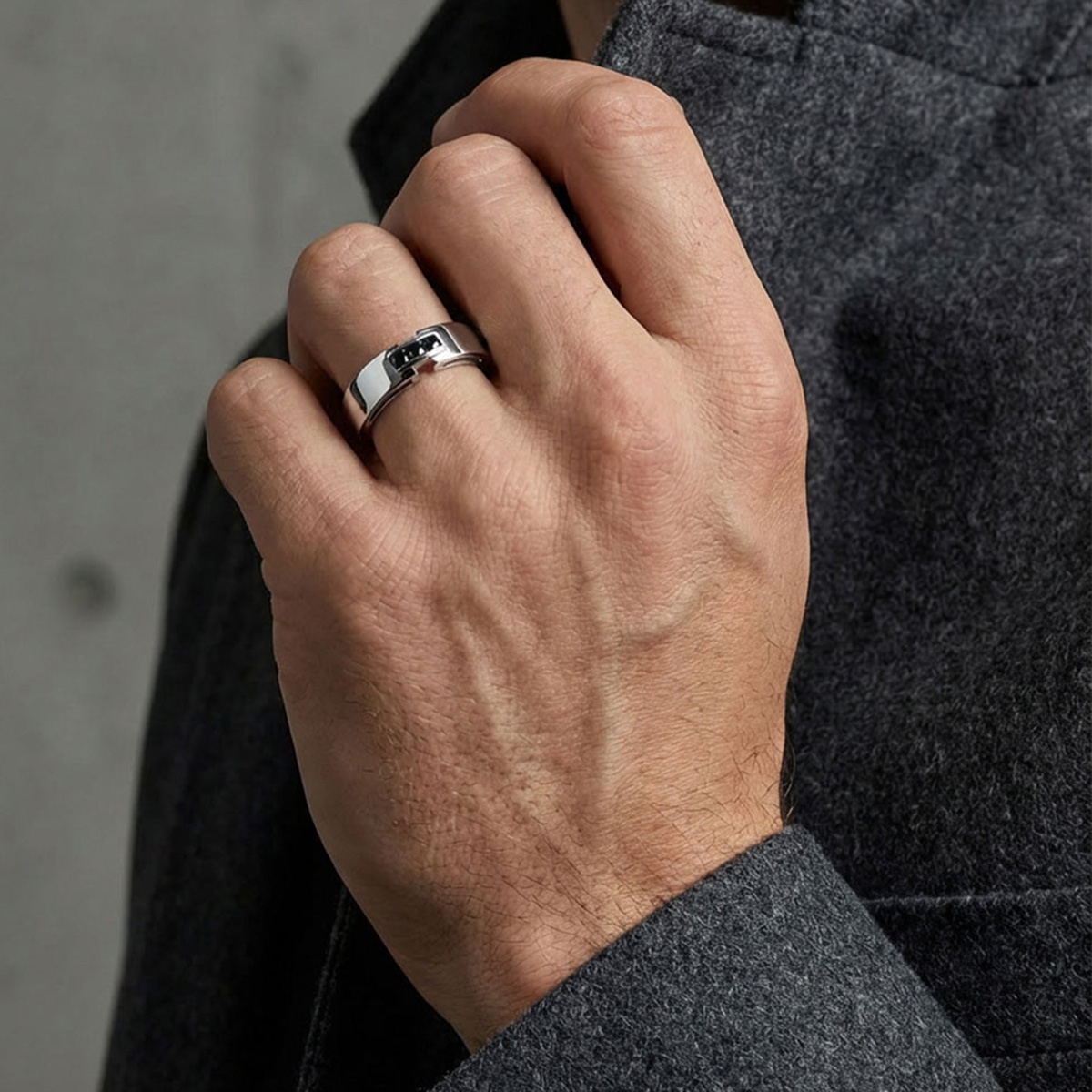 Bague homme en platine et trois diamants noirs, porté par un homme.