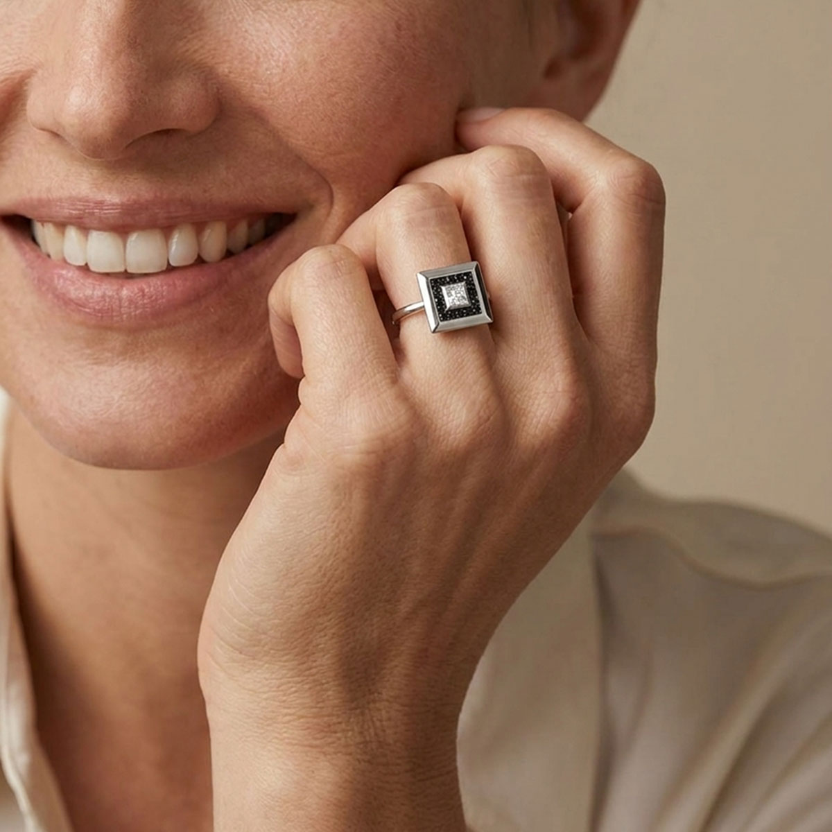 Bague femme Select en platine, diamant taille princesse et diamants noirs