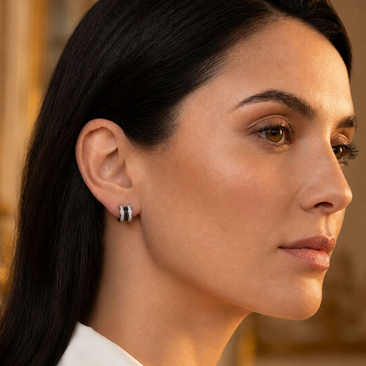 Boucles d’oreilles Scroll in Love en or blanc serties de diamants blancs et noirs