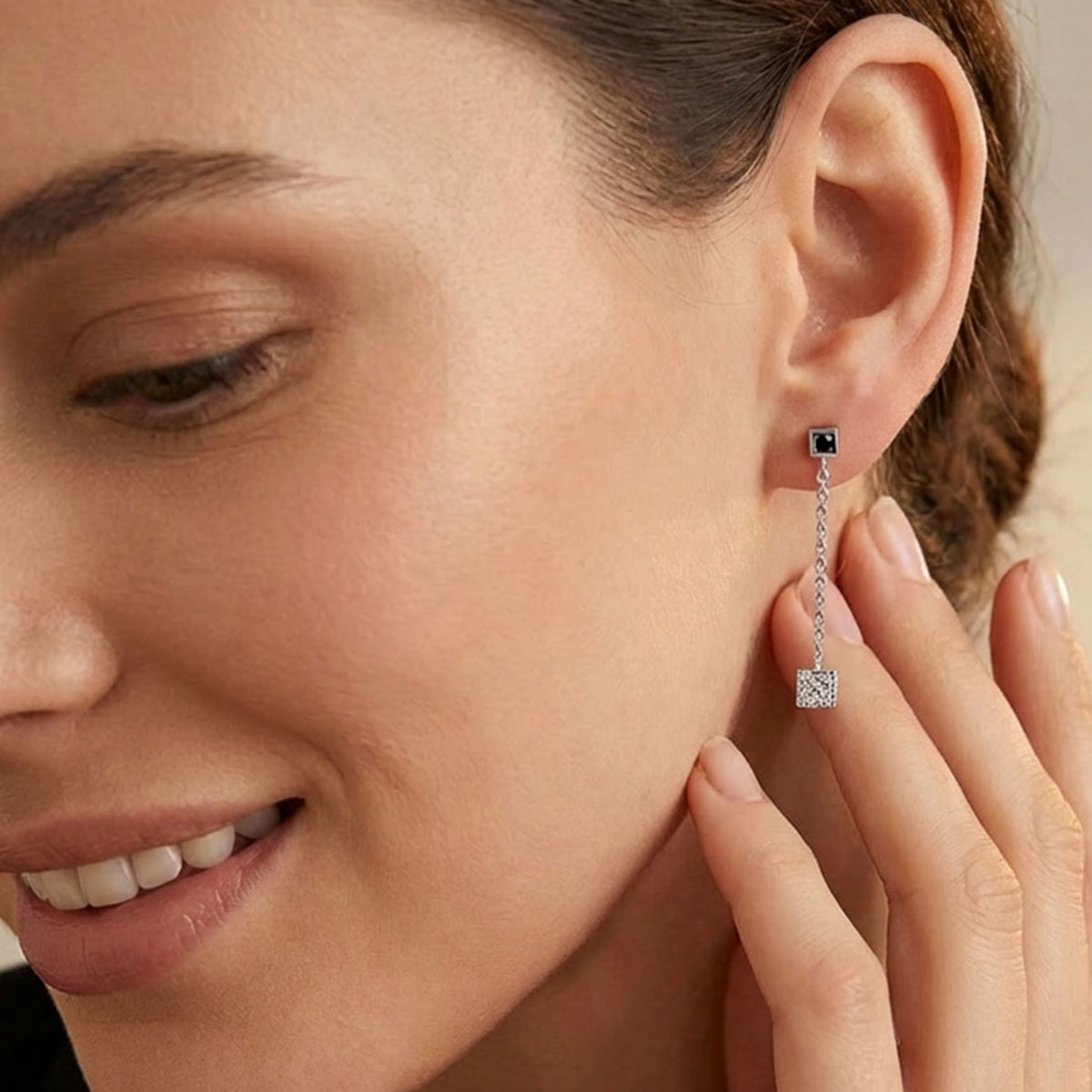 Boucles d’oreilles pendantes Cube en or blanc serties de diamants blancs et noirs