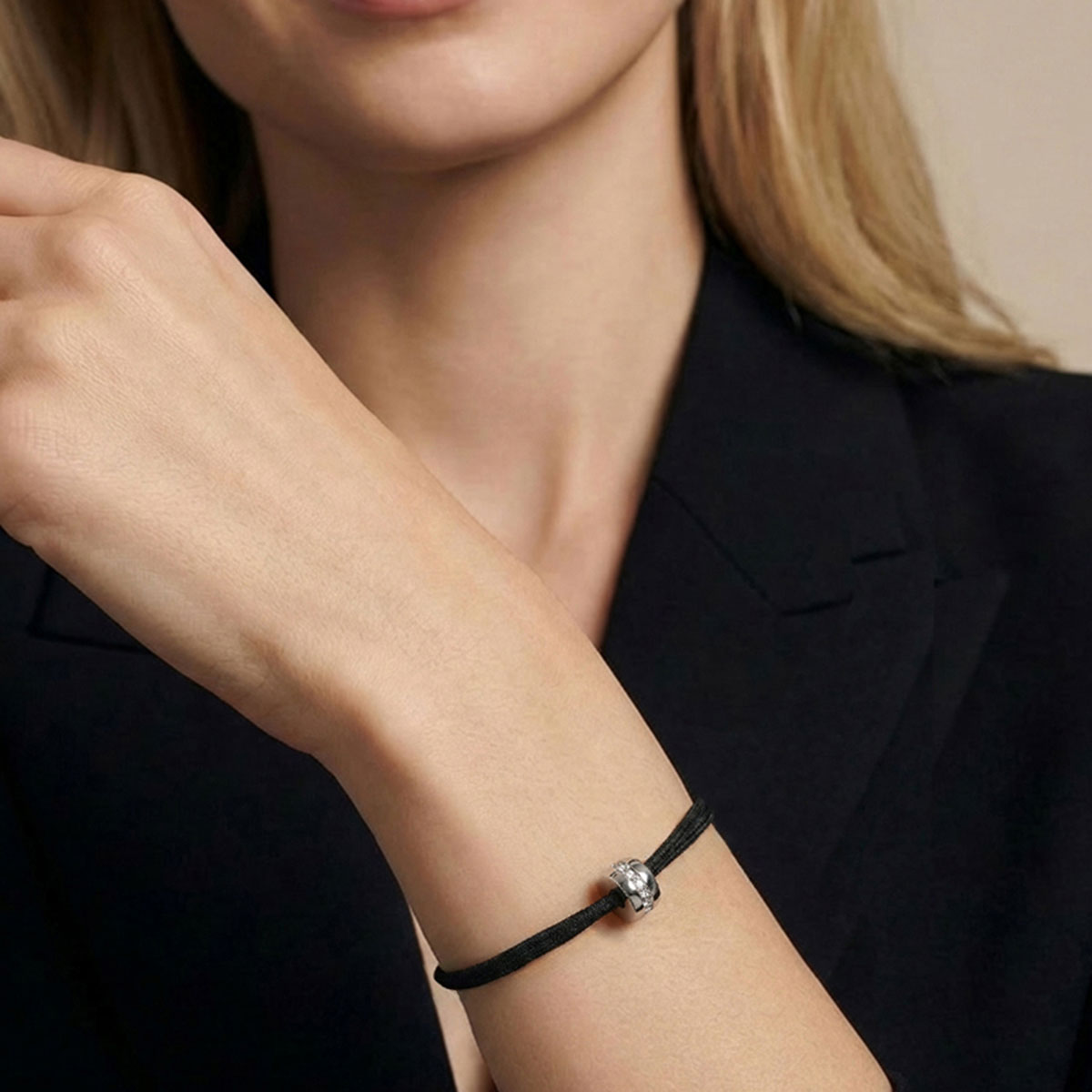 Bracelet femme A Way to Love en or blanc et diamants blancs sur cordon noir
