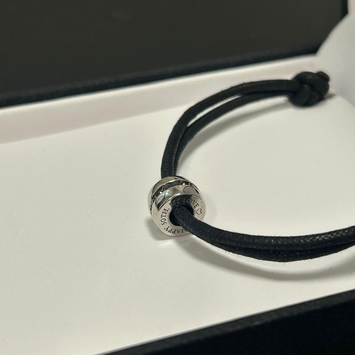men's bracelet in 18k gold and black diamonds engraved on the side.