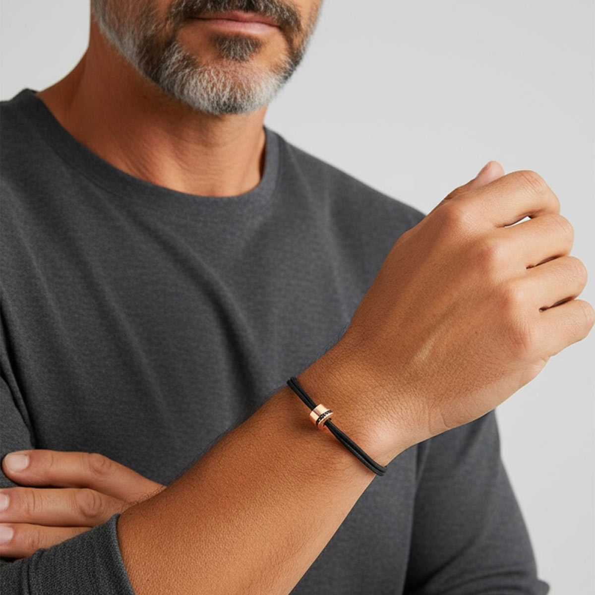 Bracelet homme en or rose et diamants noirs porté par un homme.