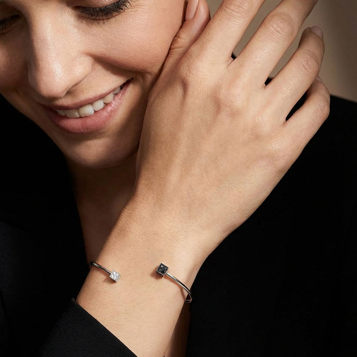 Bracelet jonc femme Cube en or blanc serti de diamants blancs et noirs