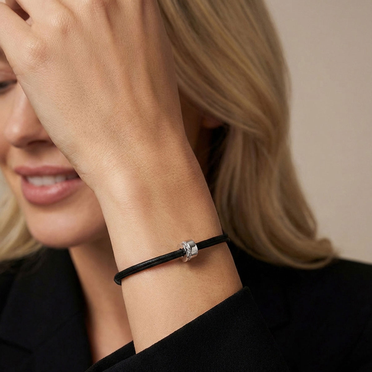Bracelet femme Sweet Side of Love en or blanc et diamants blancs sur cordon noir