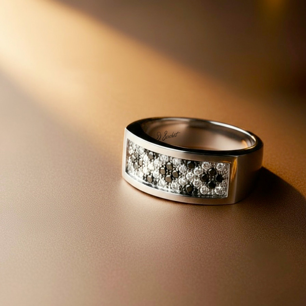 Chevalière homme en platine, sertie de diamants blancs et noirs dans un design moderne.