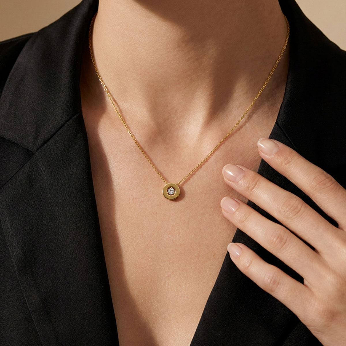 Pendentif femme Aura en or jaune avec diamant blanc et design ajouré