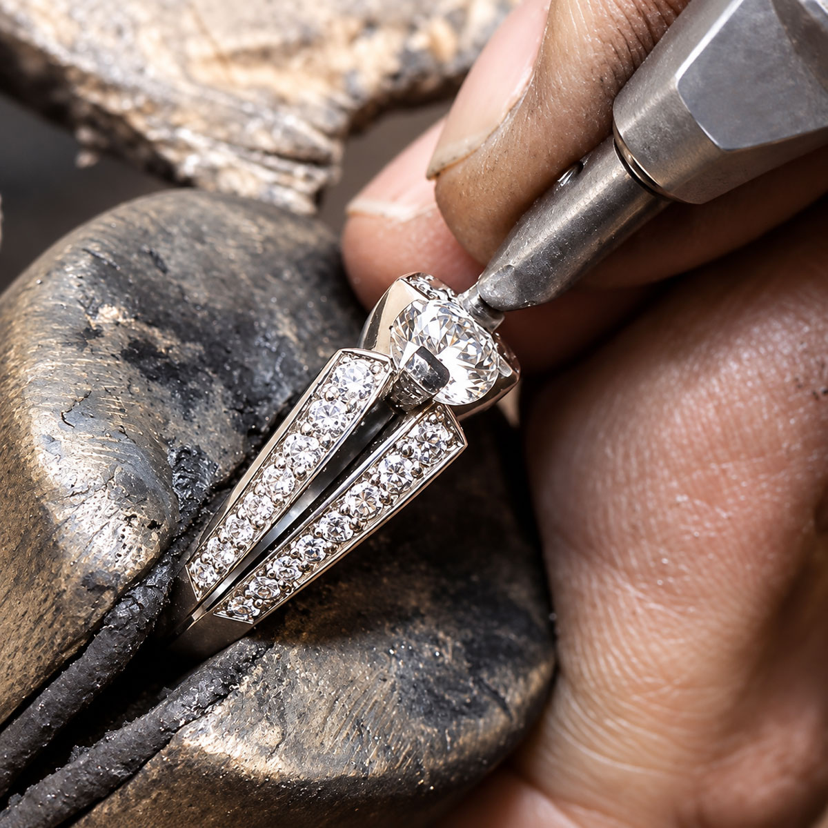 
Structured prong setting work on a white diamond engagement ring in the D.Bachet workshop.