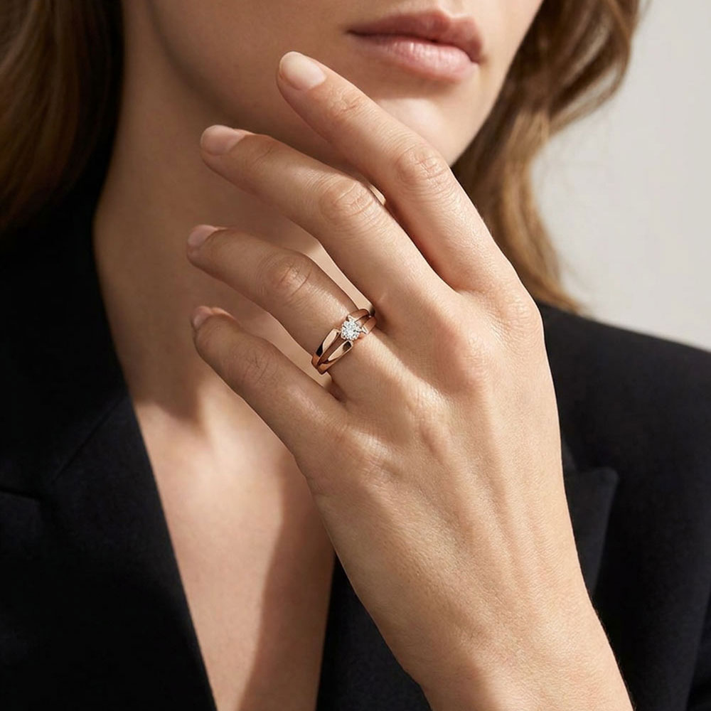 
D.Bachet engagement ring with a 0.50-carat black diamond and white diamonds.