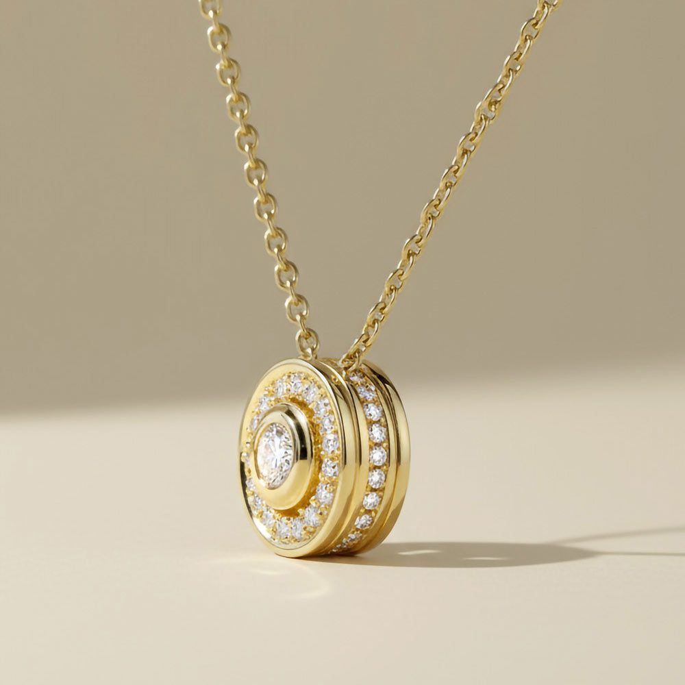 Women’s Entourage necklace in 18k yellow gold, set with natural white diamonds.