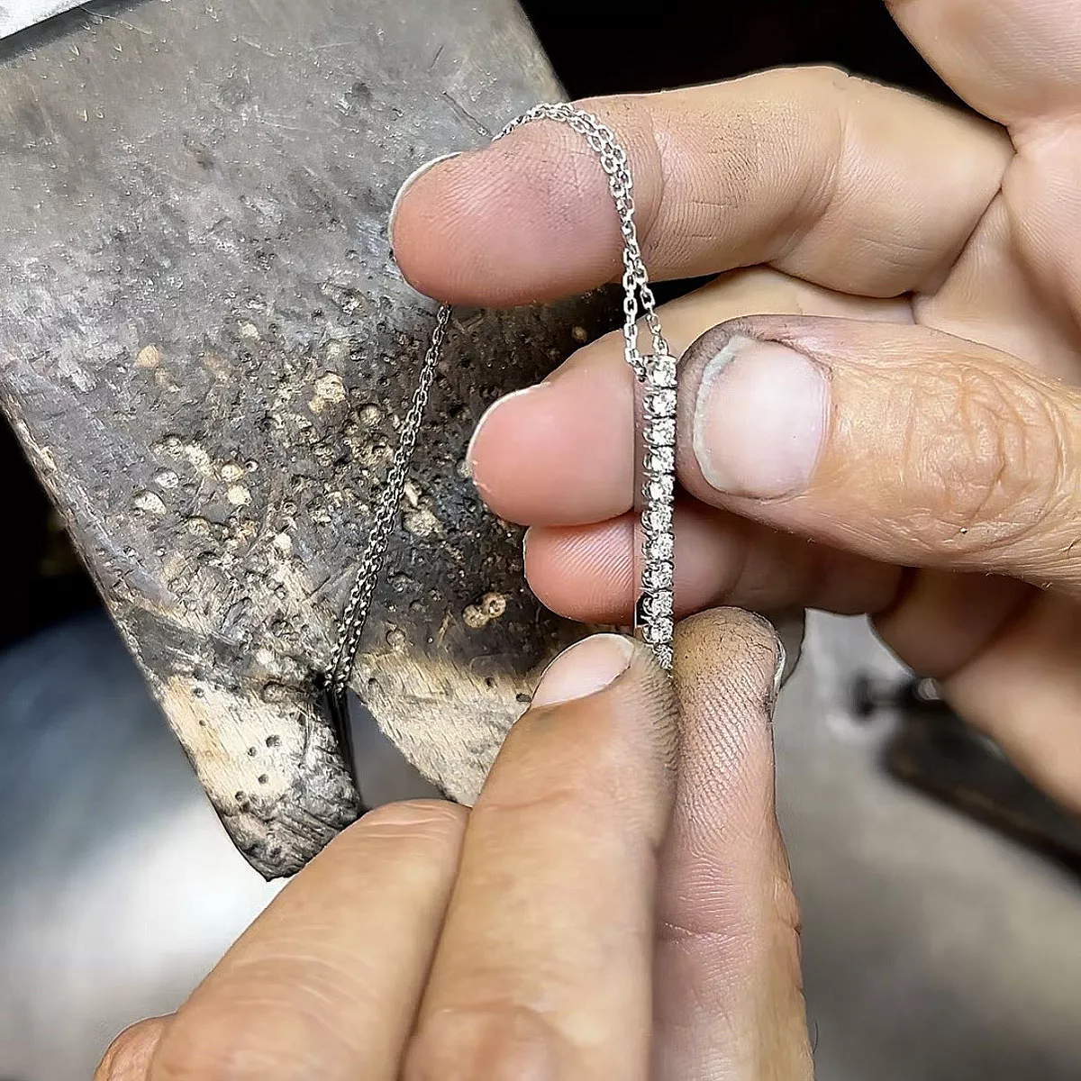 Barrette Millésime sertie de diamants blancs en cours de fabrication dans l’atelier D.Bachet