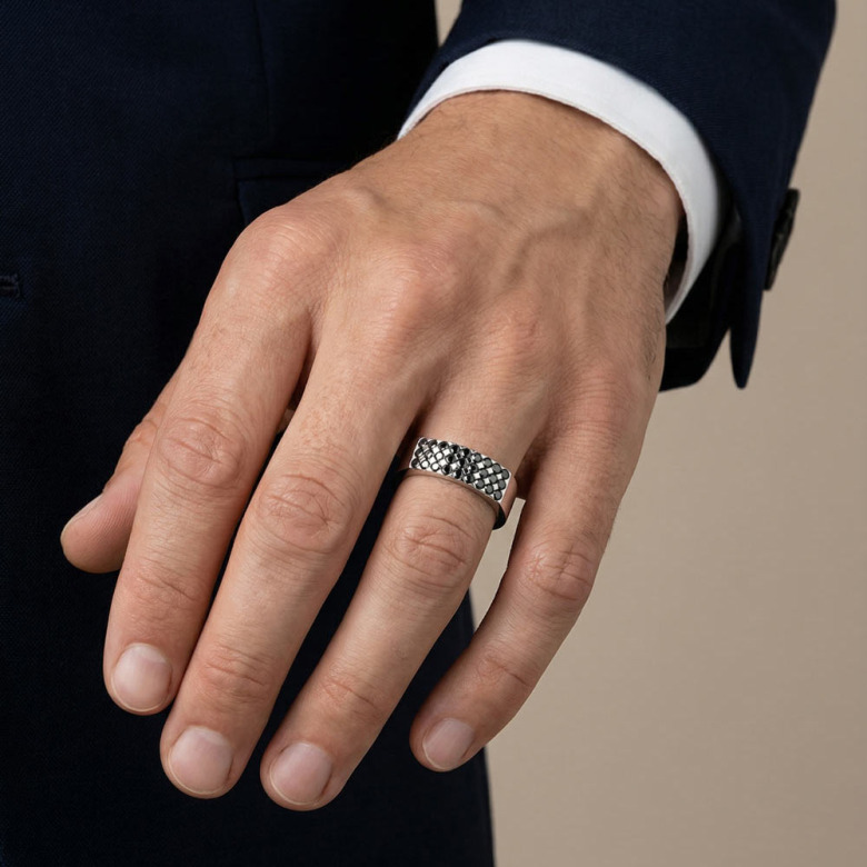 Bague de fiançailles homme : guide pour choisir une bague de caractère